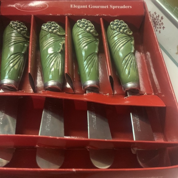 Green pine cone and needle art spreaders. - Picture 8 of 8